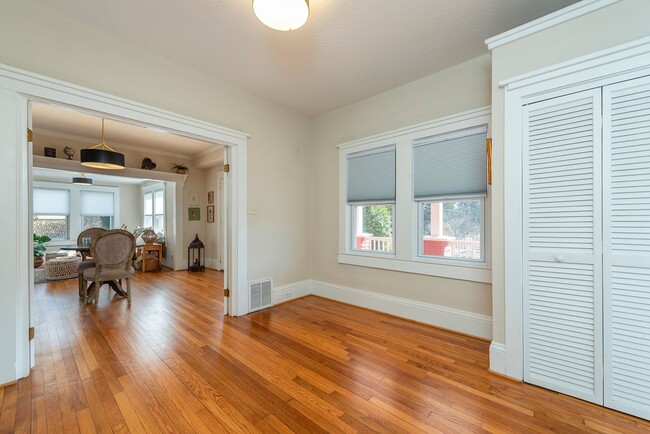 Building Photo - Charming Black Mountain Rental!