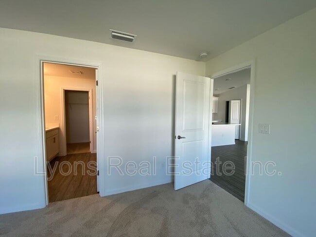 Building Photo - 2744 NE 5th Pl