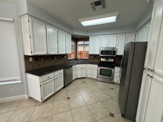 Building Photo - BEAUTIFUL TWO STORY 4 BED, 3 FULL BATH, & 2 CAR GARAGE