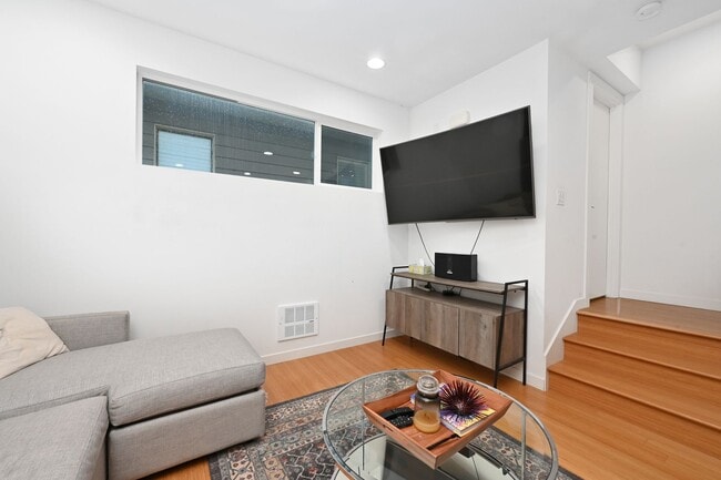 Building Photo - Ballard Townhouse - In Unit Washer/Dryer, Rooftop Deck