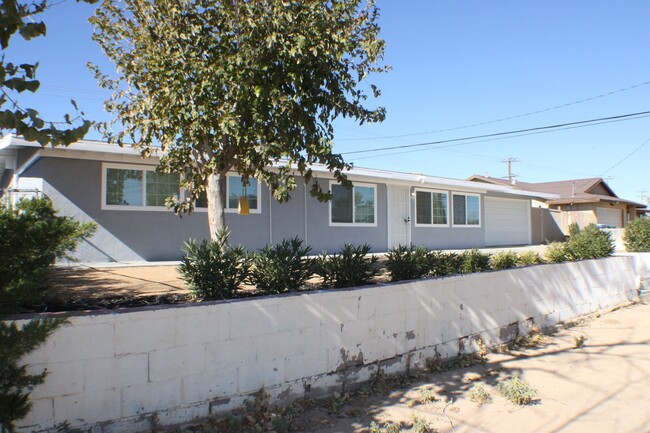 Building Photo - Modern Living in California City