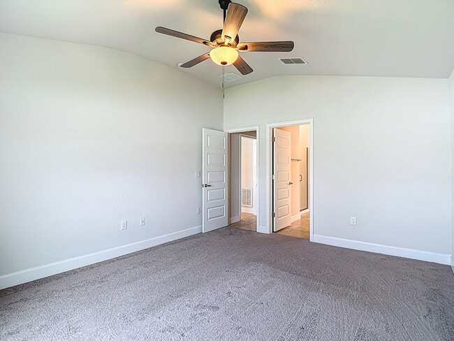 Building Photo - Welcome in to this beautiful Unfurnished -...
