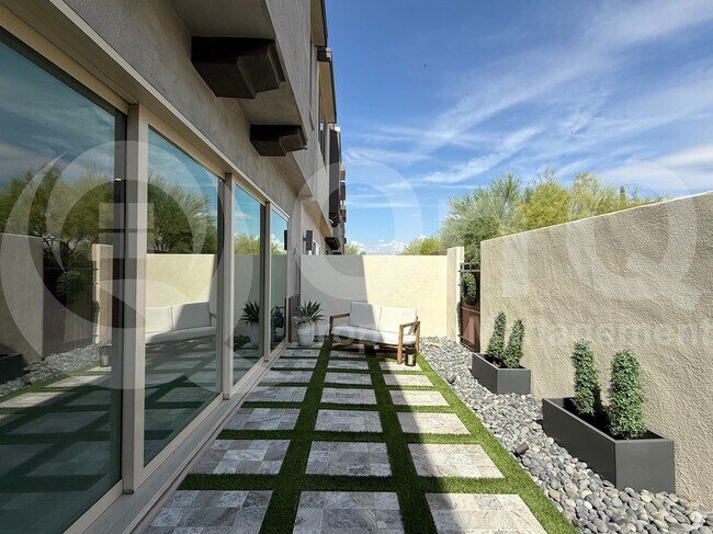 Building Photo - 7330 E Vista Bonita Dr