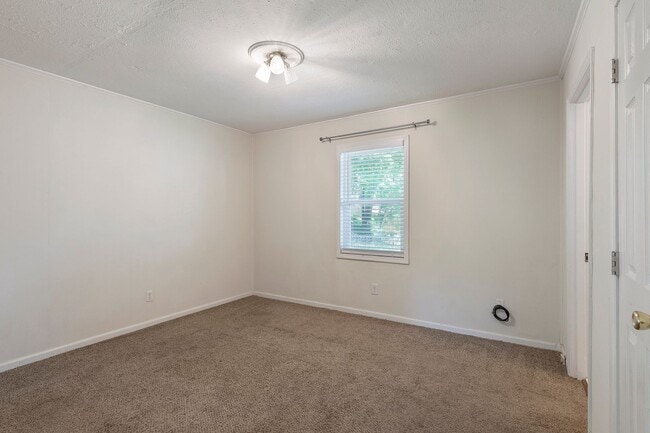 Building Photo - Spacious 3 beds & 3 Full Baths in Woodland...