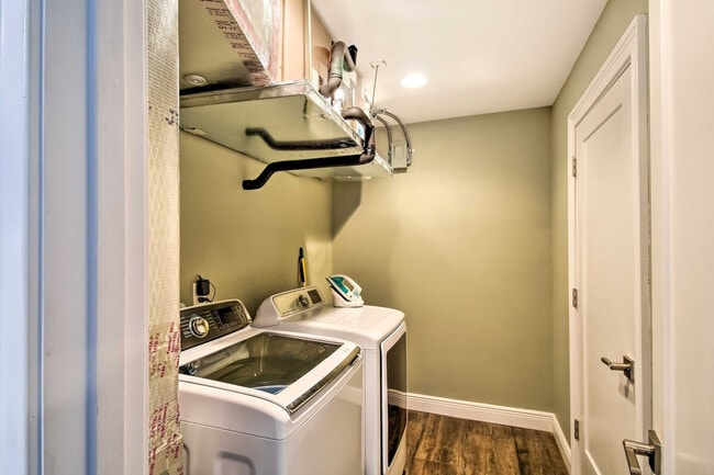 Building Photo - 2122 W Vina Del Mar Blvd