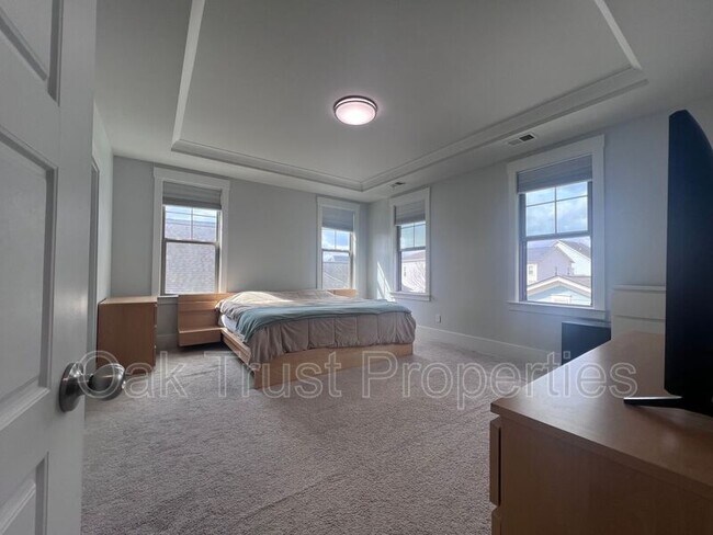 Building Photo - 244 Great Lawn Dr