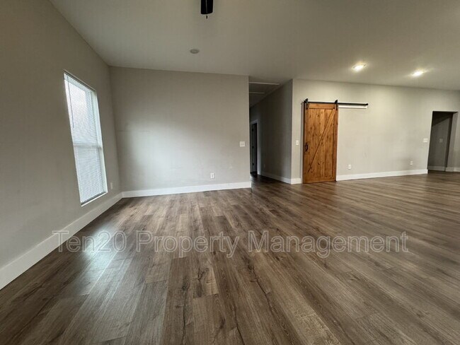 Building Photo - 1346 Ingersoll Dr