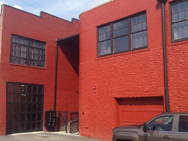 Building Photo - 125 Inman St E