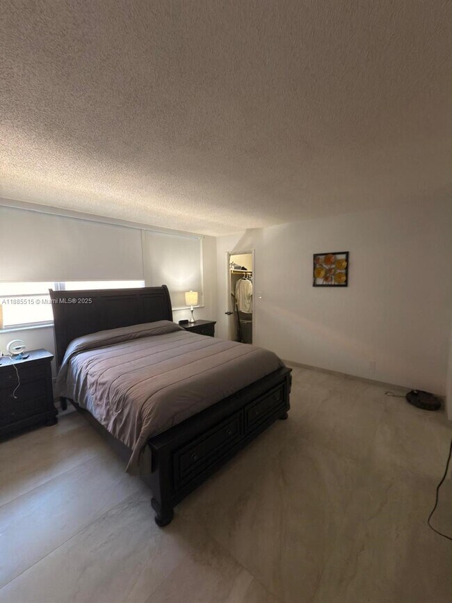 Building Photo - 3113 S Ocean Dr