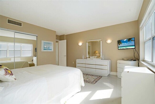 Building Photo - 3400 Galt Ocean Dr
