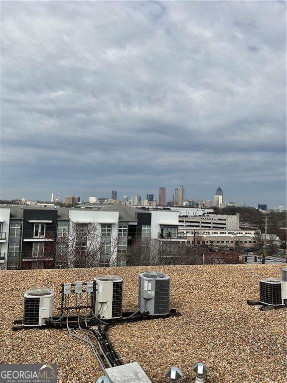 Building Photo - 881 Memorial Dr SE