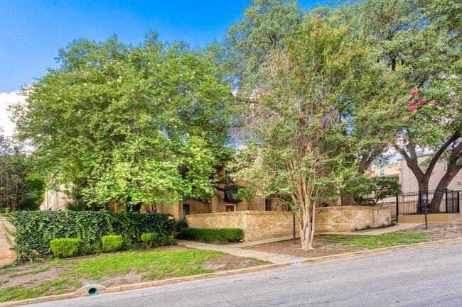 Building Photo - ALAMO HEIGHTS  |  TOWNHOME  |  REMODELED  ...
