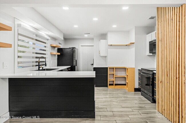 Building Photo - 1310 Mariposa Dr NE