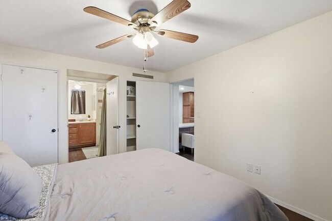 Building Photo - Charming Furnished, 55+ Community in Green Valley!