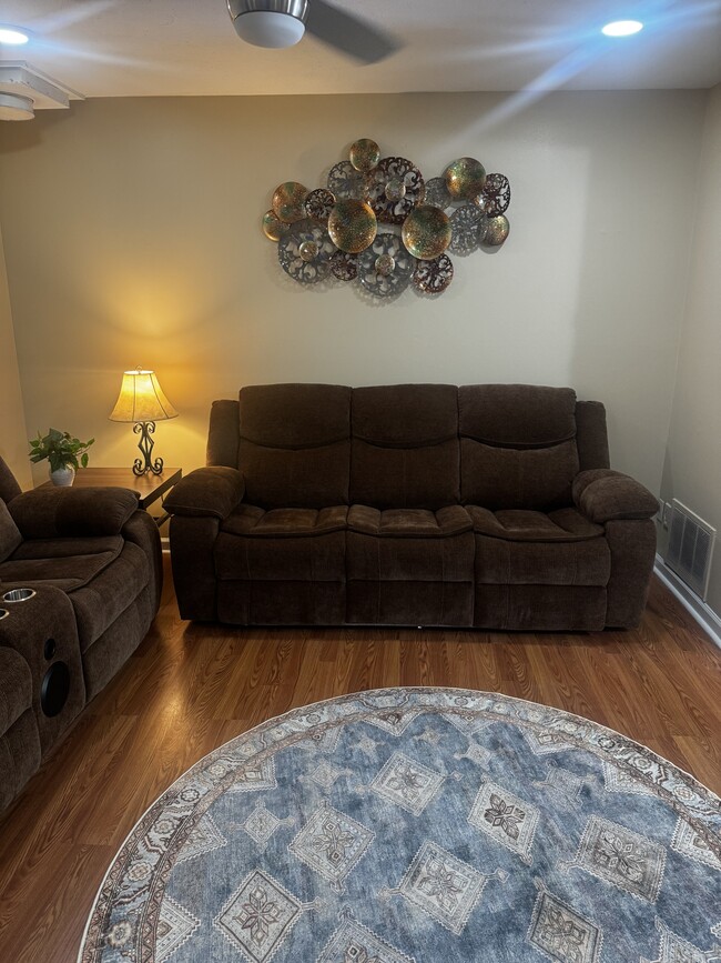 Building Photo - 127 Eaglewood Way