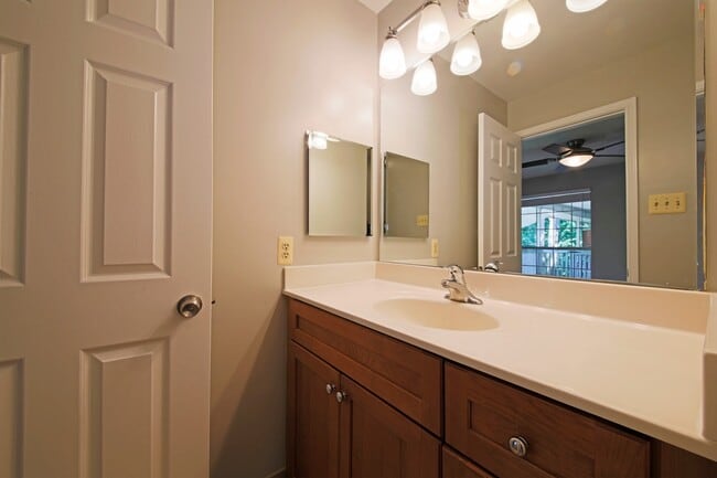 Building Photo - Updated top floor 2br with vaulted ceilings, two balconies and treed views!