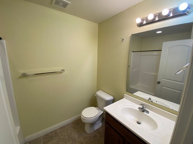 Building Photo - 121 Kale Ct