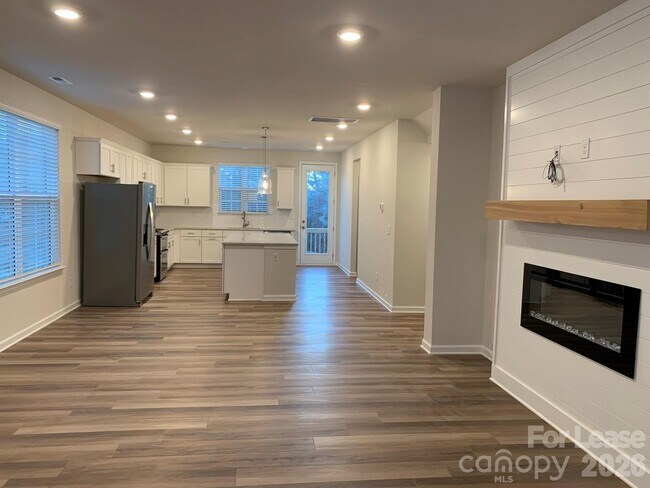 Building Photo - 12031 Remarque Rd