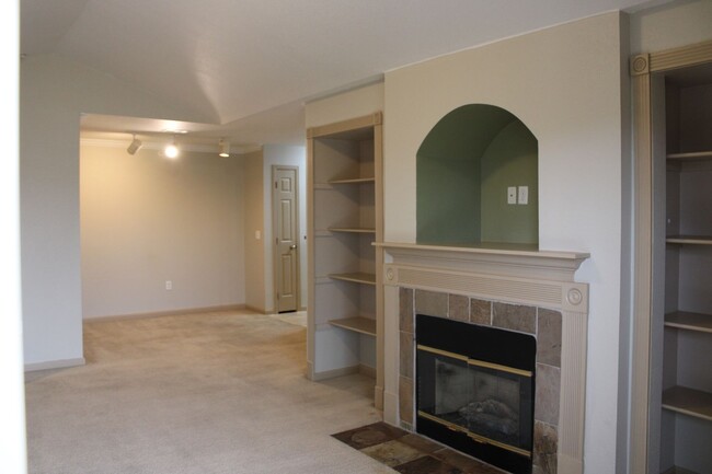 Building Photo - Lovely 2 Bedroom Condo