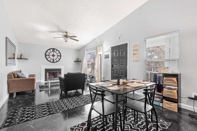 Building Photo - Chic & Cozy 2-Bed, 2-Bath Condo Retreat in Heart of Tampa