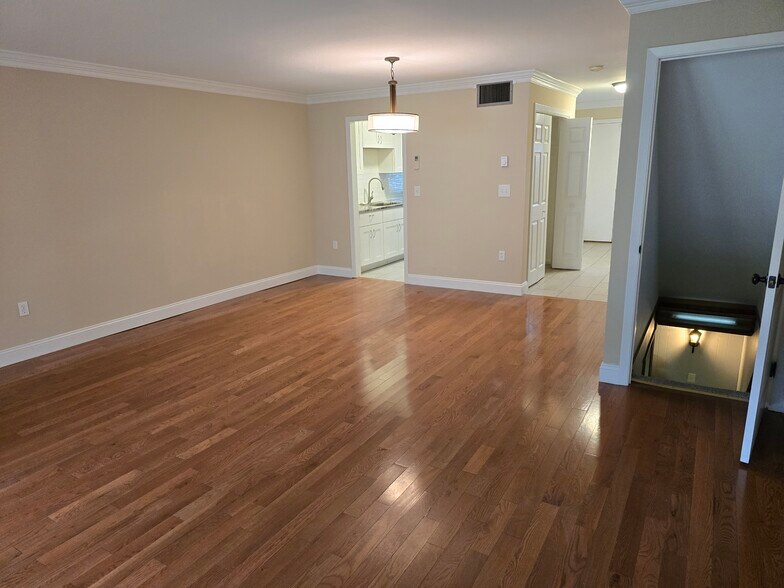 Building Photo - 11 Cedarland Ct