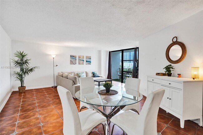 Building Photo - 1000 Parkview Dr