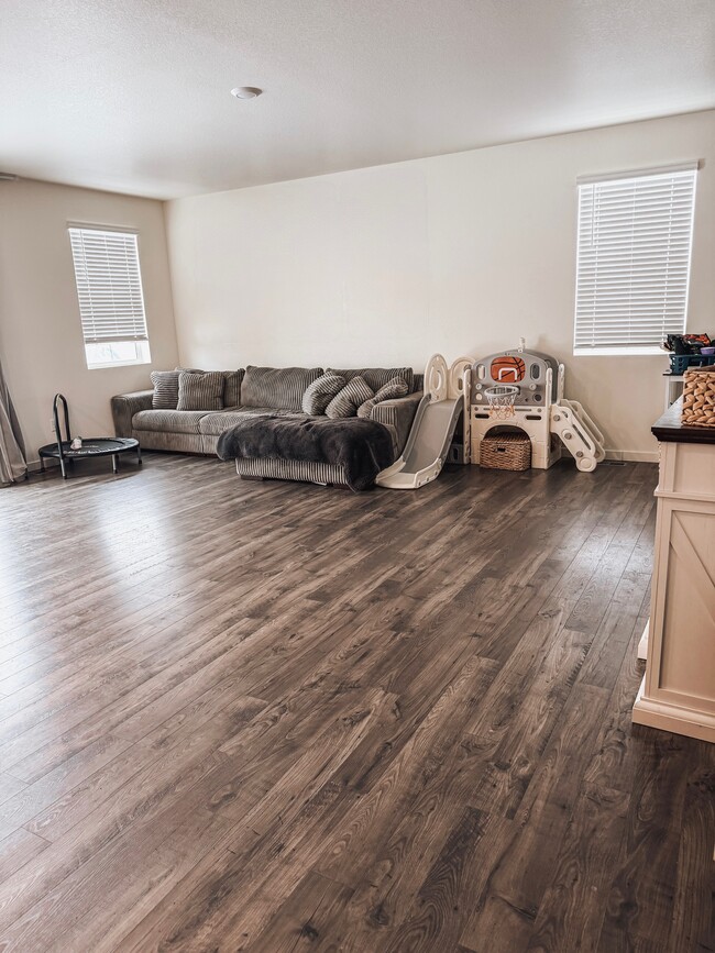 Building Photo - 482 3rd St