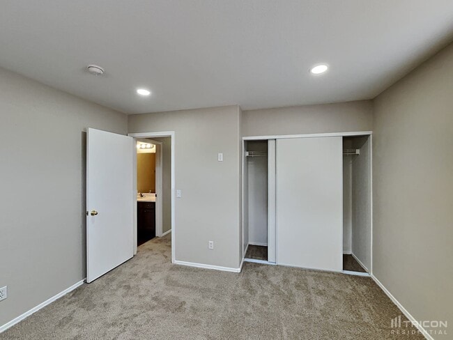 Building Photo - 2618 S Devonna Ln