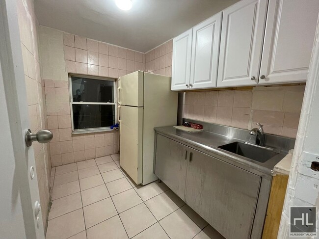 Building Photo - XXL ROOM FOR RENT  NEWKIRK AVENUE PRIME DI...