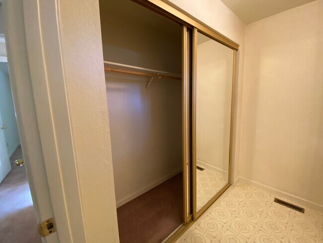 Building Photo - 1001 Sunburst Dr