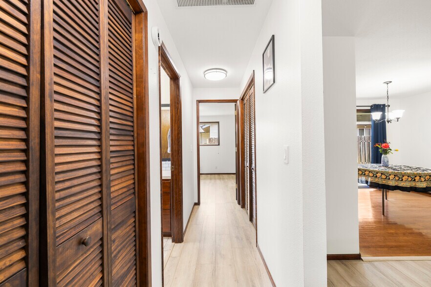 Building Photo - 565 Barton Ave