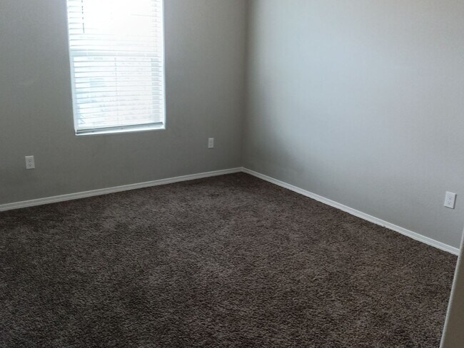 Building Photo - Beautiful 4-Bedroom, 2.5-Bathroom Home Loc...