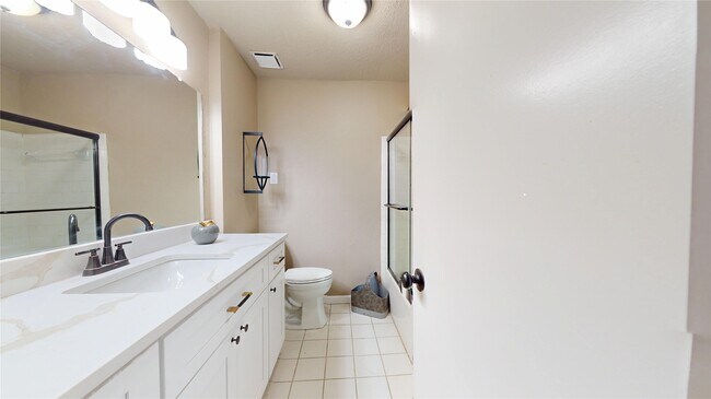 Building Photo - 1022 Manorglen Dr