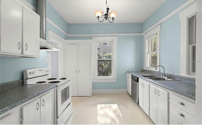 Building Photo - 2302 W Texas Ave