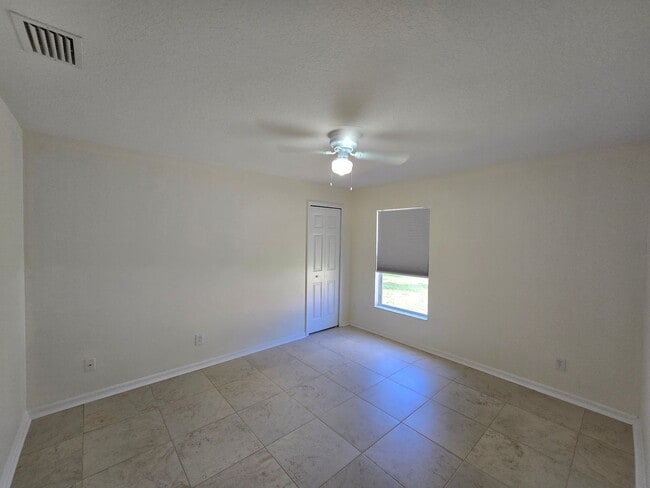 Building Photo - 4 Bedroom 2 Bathroom in Waterford Lakes