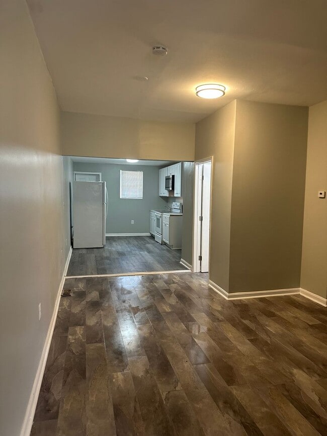 Building Photo - Spacious Home Available for Rent! W/D! Fro...