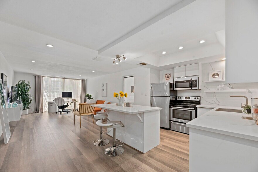 Primary Photo - 321 S San Vicente Blvd