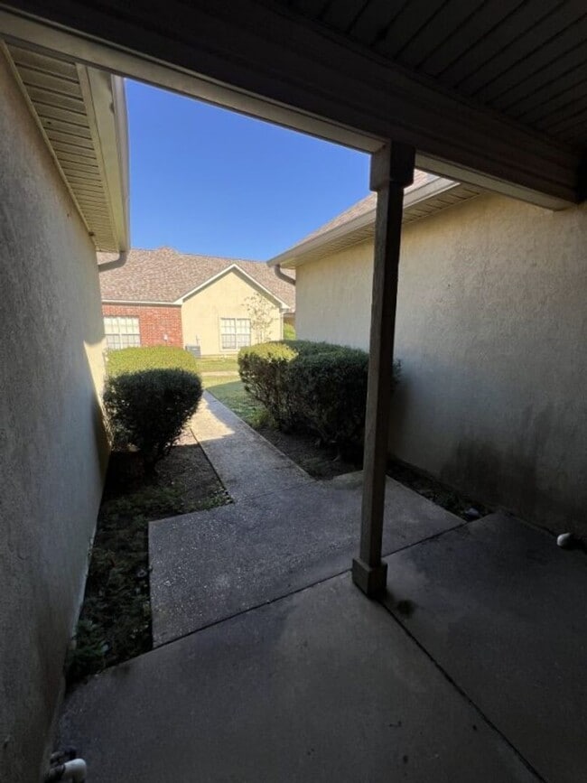 Building Photo - Newly updated! 3 bd, 2 bath condo in Zacha...