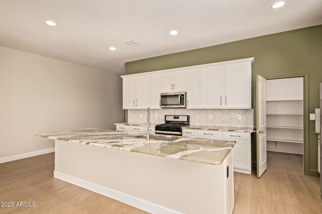 Building Photo - 15612 W Smoketree Dr