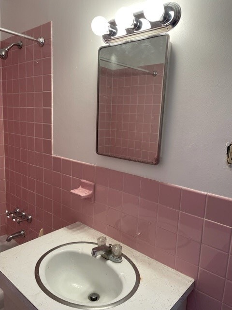 Building Photo - 915 Country Club Dr