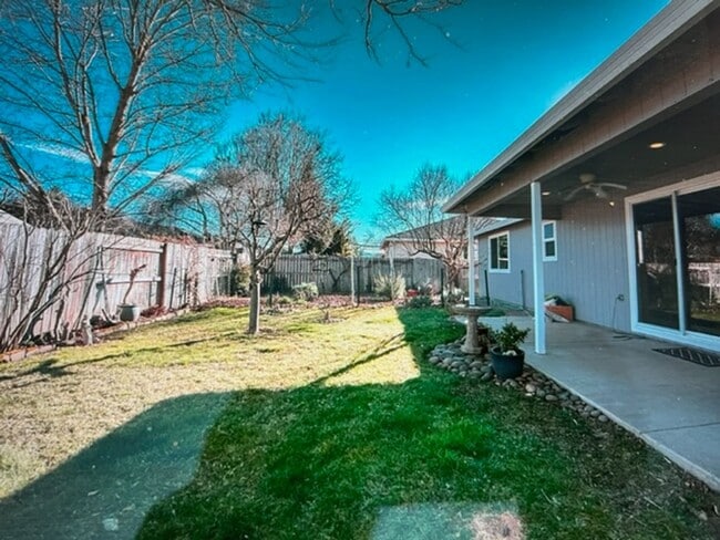 Building Photo - Beautiful Central Point 3 Bedroom 2 Bath Home