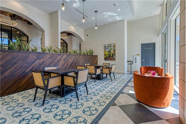 Building Photo - 702 E 11th St