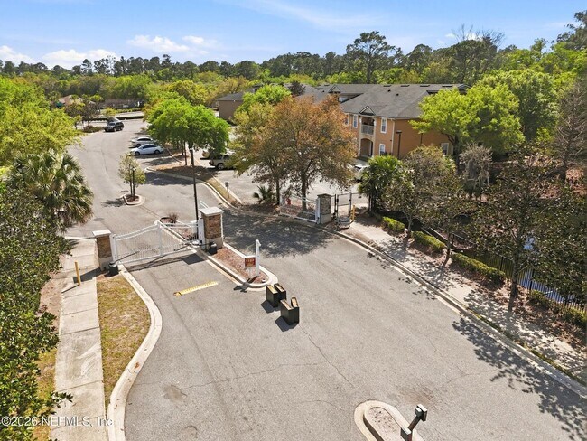 Building Photo - Ground Floor 2 bedroom 2 bathroom Condo in Gated Community with Amenities
