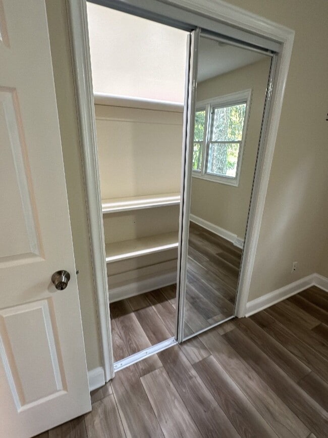 Building Photo - 408 Apple Dr
