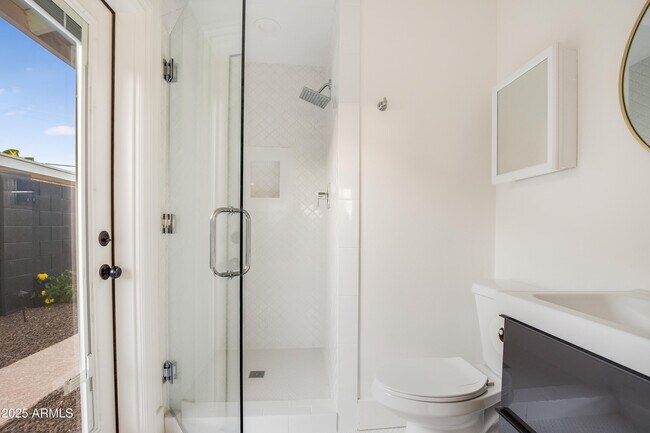 Building Photo - 2532 E Highland Ave