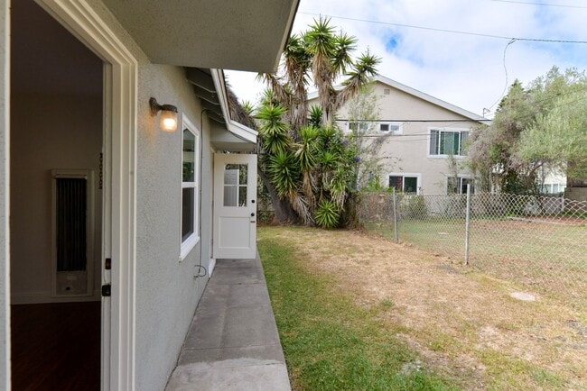 Building Photo - Spacious One Bedroom Single Family Home wi...