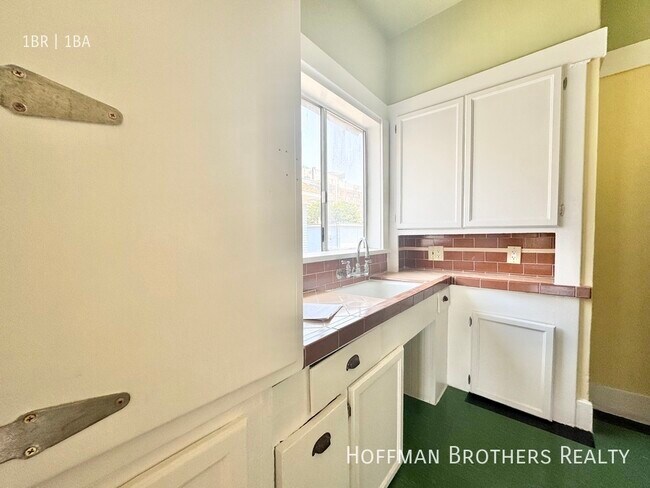 Building Photo - 1032 Albany St