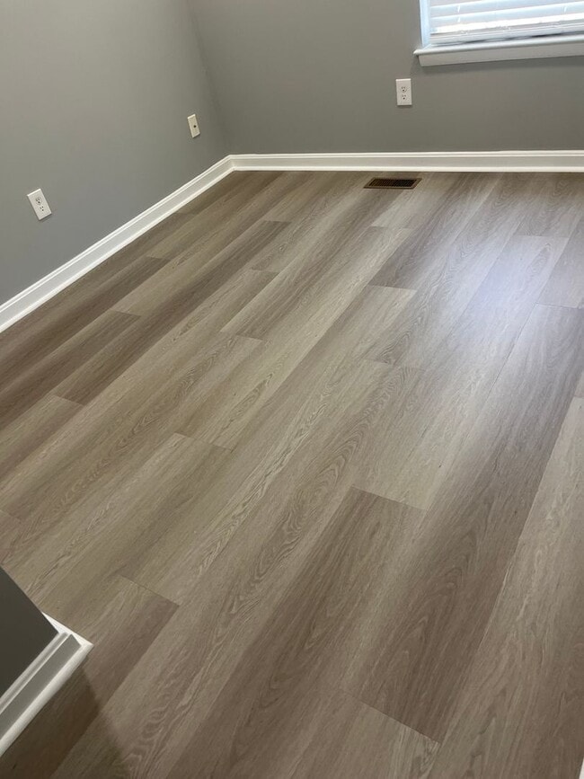 Building Photo - BEAUTIFUL, LARGE 3 BEDROOM RE-MODELED TOWN HOME! END OF GROUP HUGE FENCED IN YARD WITH A DECK! IT...