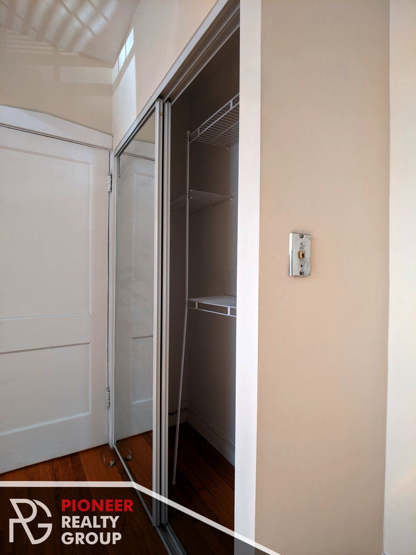 Building Photo - 953 W Cornelia Ave