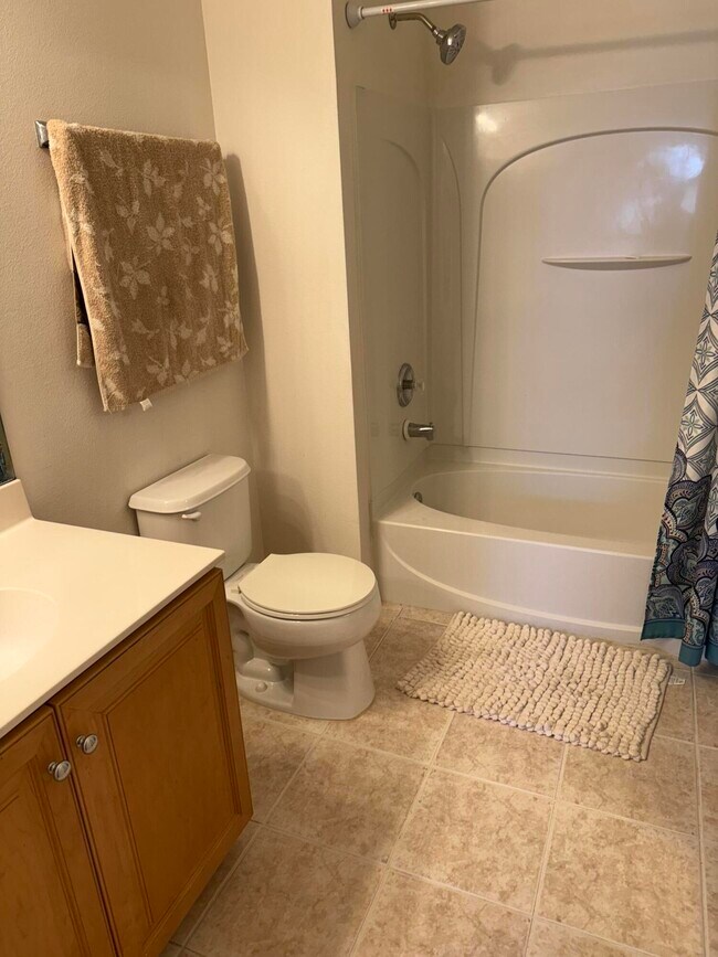 Building Photo - 5824 NW Zenith Dr